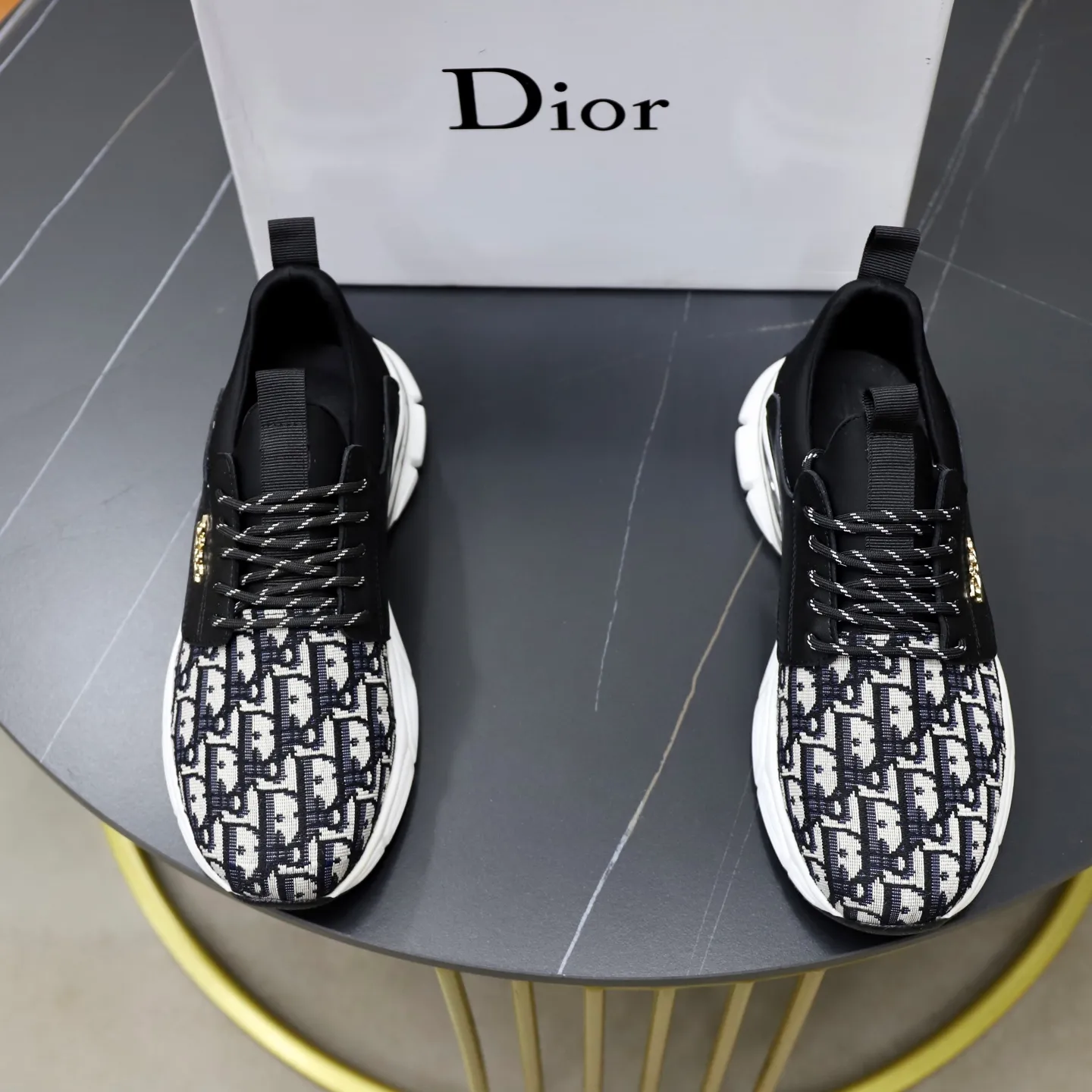 Ex-factory price: 420💰🙅‍♂️🙅‍♂️🙅‍♂️ Brand: Dior Standard code: 38-44 (45 customized) Grade: Same as the official website Material: Original cowhide stitching surface Comfortable and breathable lining Lightweight wear-resistant outsole Style category: Men's fashionable casual shoes Running sneakers Distinguished luxury brand elements Top luxury Color: Actual picture color